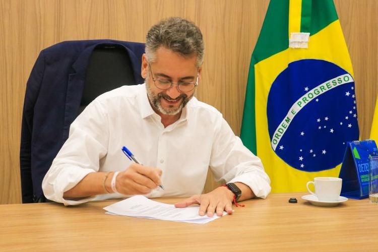 Governador Clécio Luís prorroga concursos públicos da Educação e da Polícia Cientifica do Amapá por mais dois anos