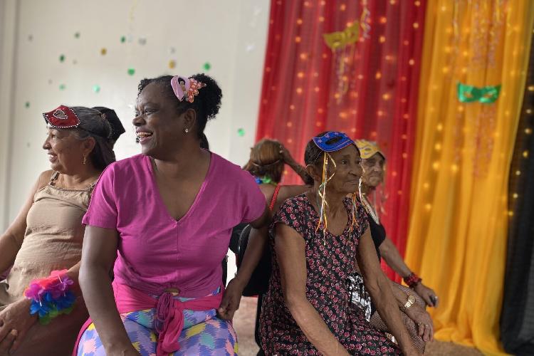 Cras Simpatia realiza baile de carnaval para idosos atendidos na unidade