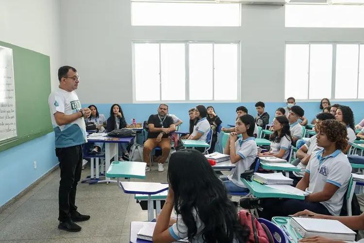 Governo do Amapá oferta 100 bolsas de estudos para jovens de baixa renda se prepararem para o Enem