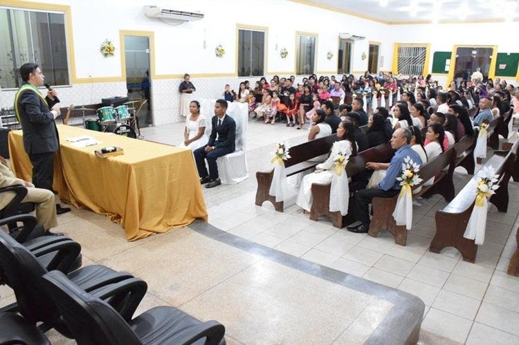 Casamento comunitário celebra união de 38 casais em igreja no Novo Horizonte