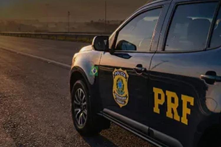 PRF cumpre mandado de prisão de passageiro em ônibus na BR-156, em Tartarugalzinho
