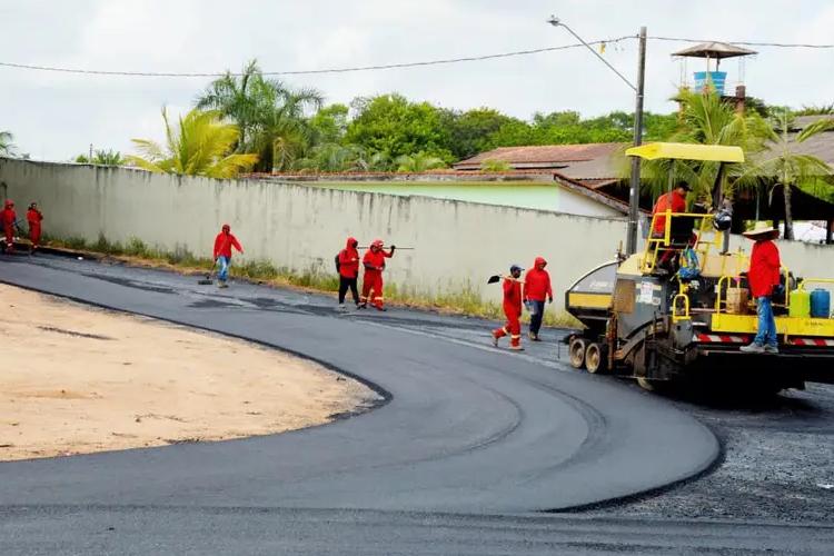 Governo do Amapá segue com novas frentes de serviços de pavimentação no Bairro Açaí, em Macapá