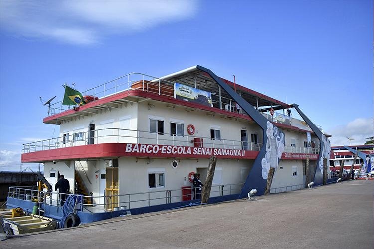 Representantes de instituições e empresas participam de visita guiada ao Barco-Escola Samaúma II