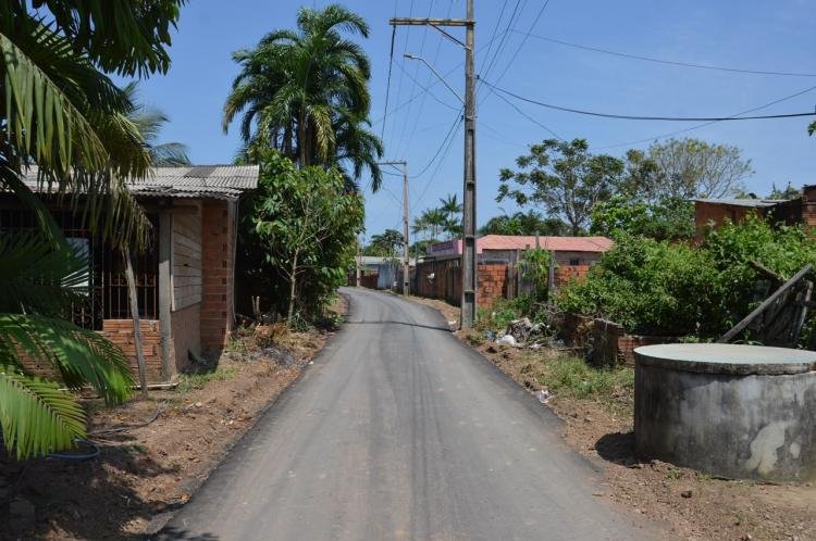 'Foram 14 anos de espera', diz moradora da Zona Oeste de Macapá ao ver asfaltado chegar na rua onde mora