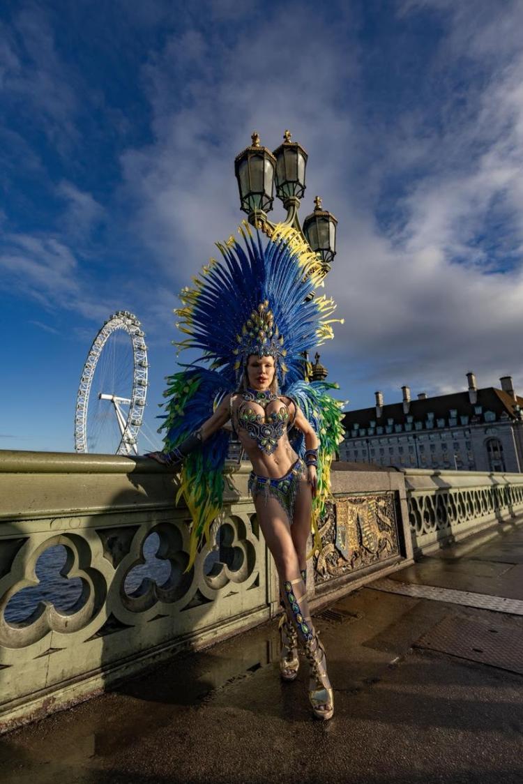 Com sensação térmica abaixo de zero, musa da microcintura da Estácio de Sá faz ensaio de Carnaval em pontos turísticos de Londres