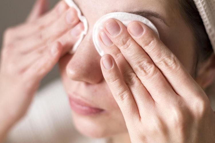 Aprenda a limpar as pálpebras para evitar contaminações