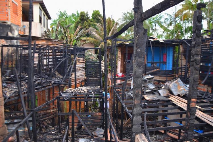 Incêndio destrói cinco casas no bairro Vale Verde, em Macapá