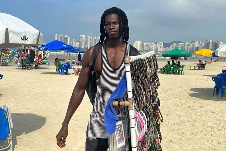 Jovem que vendia óculos de sol na praia estreia como modelo na São Paulo Fashion Week!
