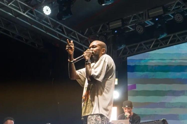 Djonga Encera Festival da Juventude com Show Engajado em Santana