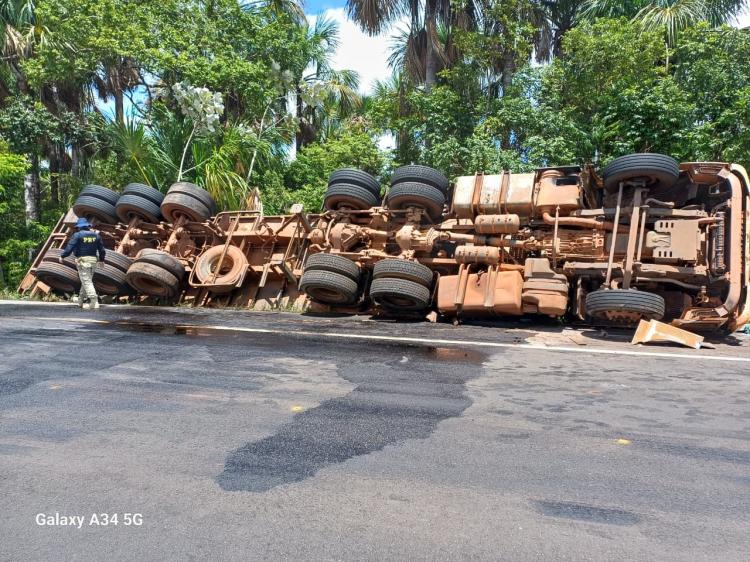 Caminhão tomba na BR-156 em Calçoene e deixa dois feridos graves