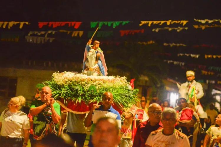 Como parte da tradição, imagens religiosas da Capela de São Tiago são transportadas para a Igreja Nossa Senhora da Assunção, na orla de Mazagão Velho