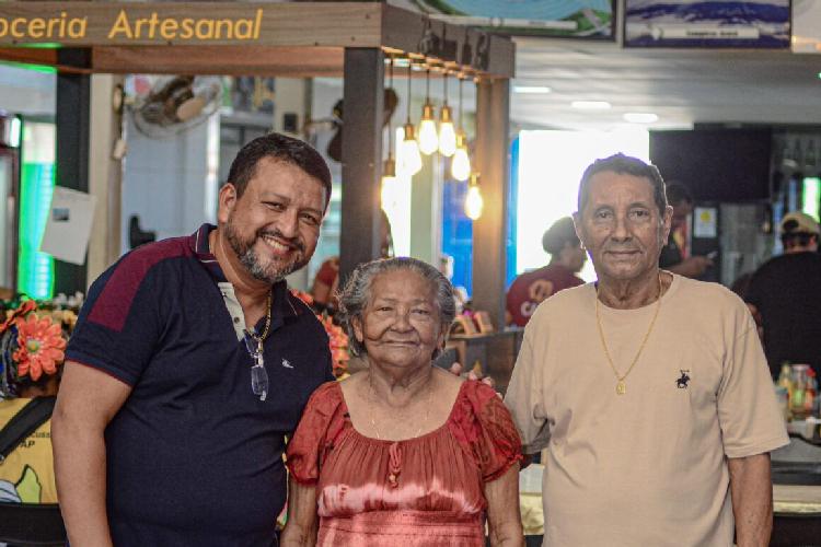 ”Aqui, sustentei meus 10 filhos e fui muito feliz ao longo de 50 anos”, diz empreendedora homenageada durante o aniversário de 72 anos do Mercado Central
