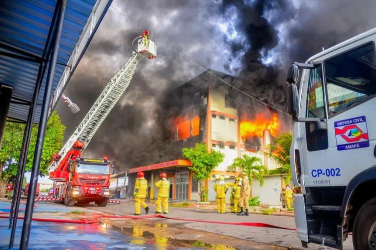 Com equipamentos estratégicos e 100 militares empenhados, Corpo de Bombeiros controla incêndio de grandes proporções na Zona Sul de Macapá