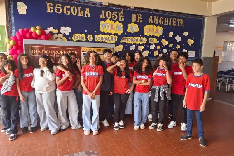 Alunos da Escola José de Anchieta prestam homenagem aos professores em celebração ao Dia do Mestre