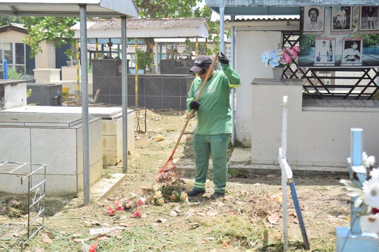 Cemitério Municipal de Santana recebe ação de limpeza para visitação no Dia de Finados