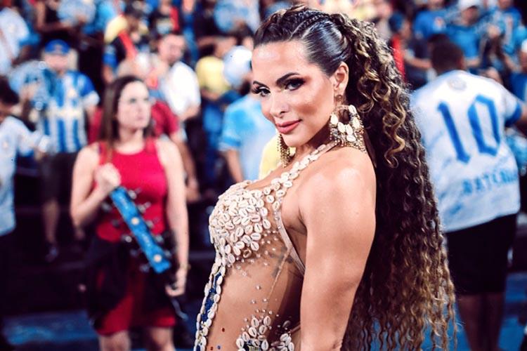 Rainha de Bateria Carla Prata esbanja simpatia e samba no pé em noite chuvosa