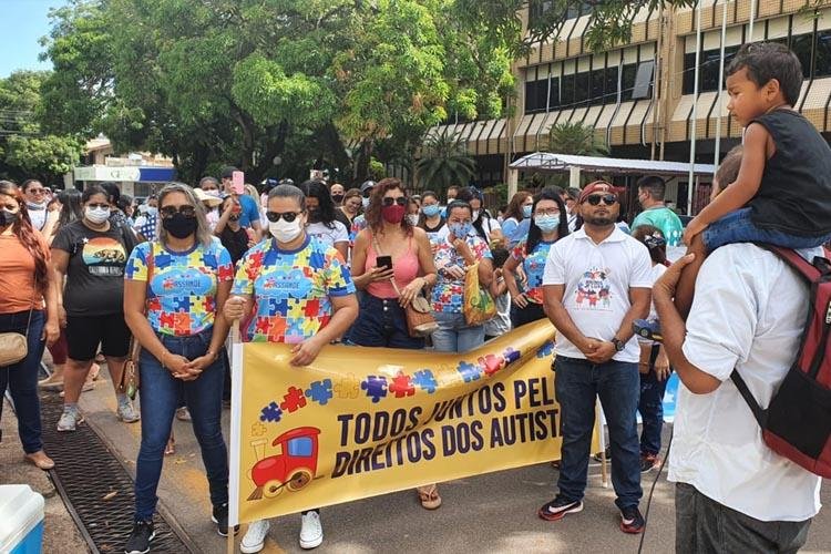 Pais de autistas fazem protesto contra falta de médicos especialistas e de terapeutas na rede pública