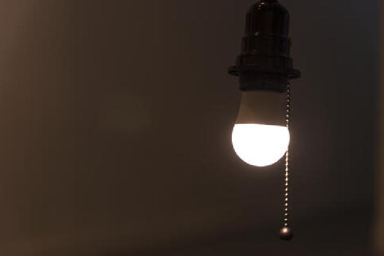 Bandeira amarela na conta de luz já está valendo; veja como economizar