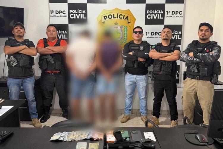 Em Laranjal do Jari, Polícia Civil prende dois homens em flagrante e apreende uma arma de fogo