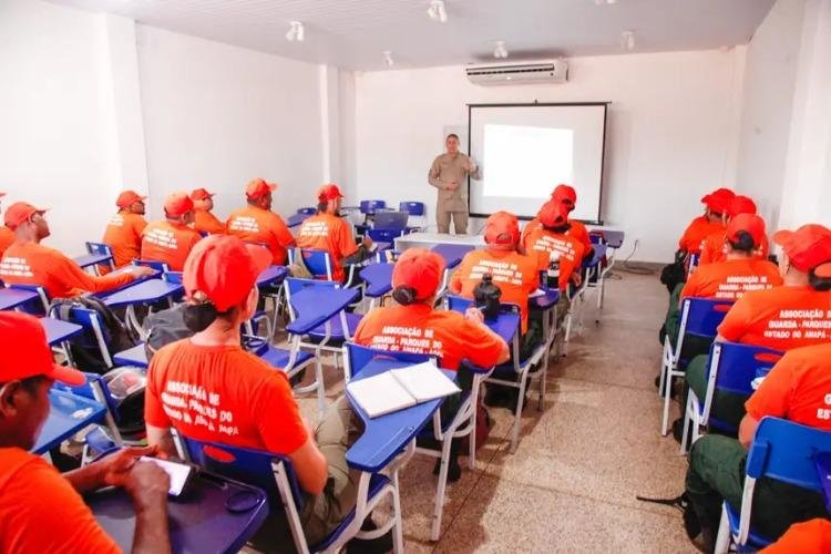 Guarda-parques concluem capacitação para atuar no combate a queimadas e incêndios florestais durante estiagem no Amapá