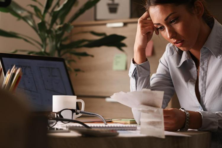 84% dos brasileiros declaram que problemas financeiros afetam sua saúde mental, revela Serasa