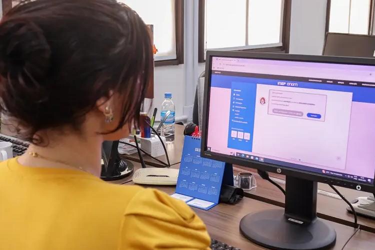 Governo do Amapá auxilia estudantes que desejam se inscrever no Enem 2025