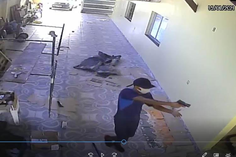 Vídeo mostra assalto a mão armada em residência de Macapá