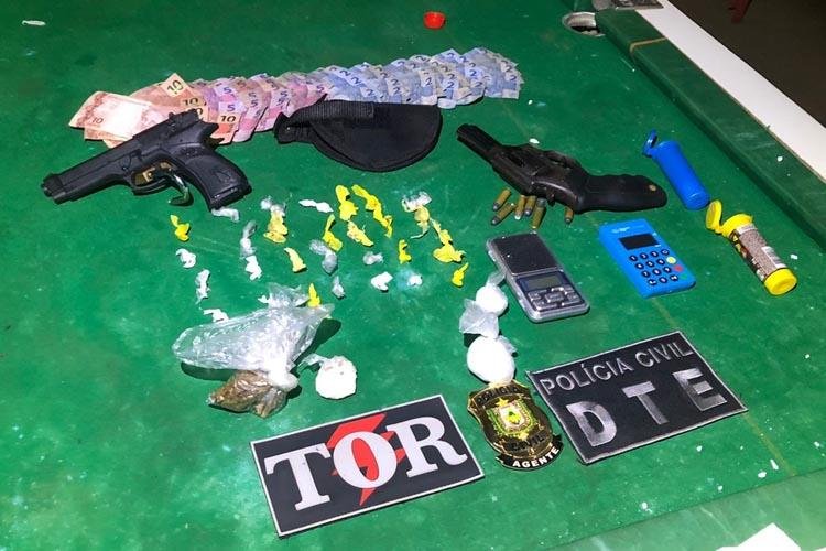 MÃE E FILHOS PRESOS EM FLAGRANTE COM DROGAS, UM SIMULACRO DE ARMA DE FOGO E UM REVÓLVER COM SEIS MUNIÇÕES