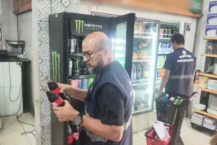 Produtos fora do prazo de validade são apreendidos pelo Procon em ponto comercial na Zona Norte de Macapá