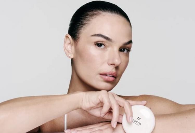 De vendedor ambulante a fundador de conglomerado da moda e publicidade