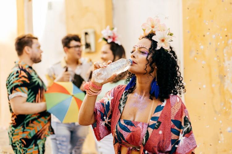 Prepare-se para o Carnaval 2025: dicas de alimentação para aproveitar a festa com saúde e disposição