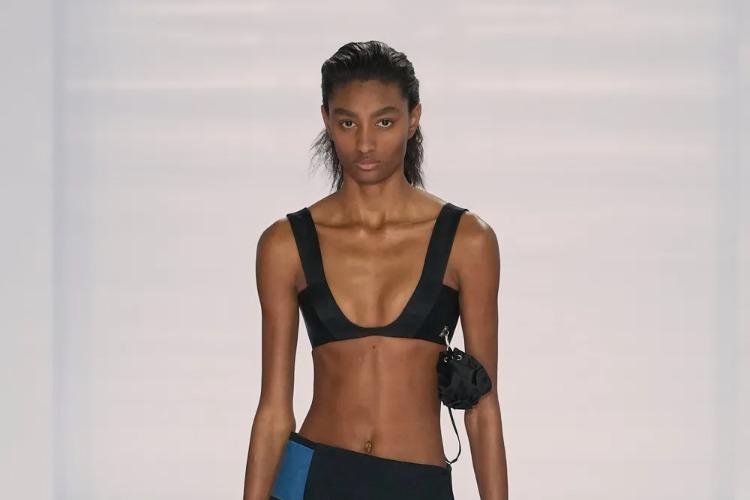 Brasileira de 18 anos faz estreia na Prada sob contrato de exclusividade