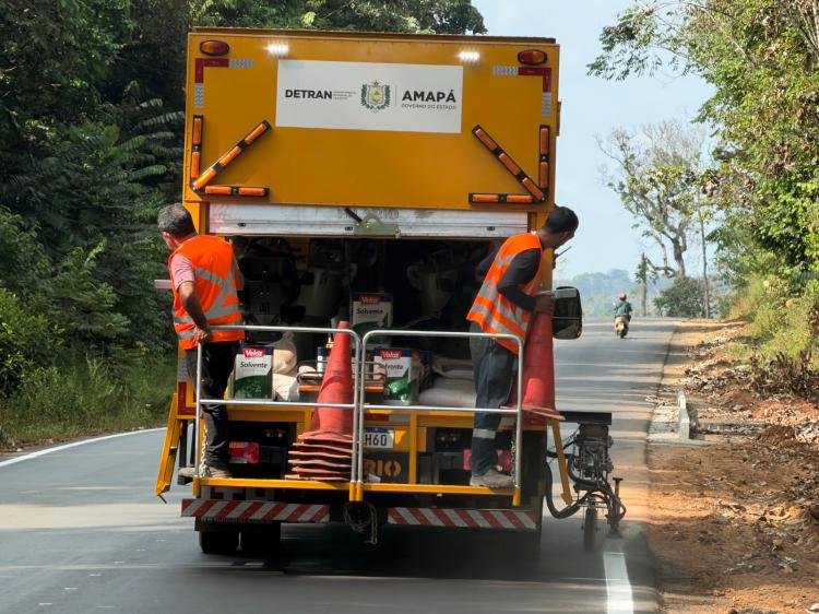 Governo do Estado realiza serviço de sinalização no ramal Vila Vitória, em Oiapoque