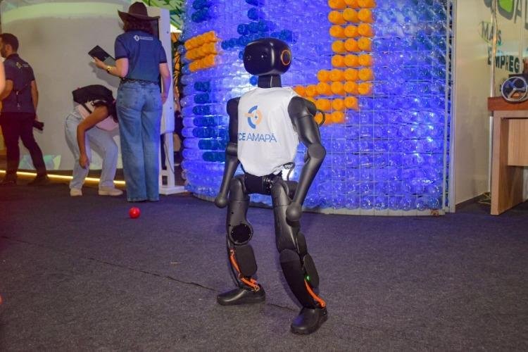 Robô humanoide 'Maicon' vira atração e surpreende público na Expofeira 2026