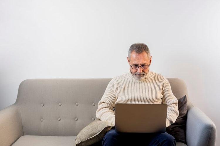 Mongeral Aegon oferece cursos gratuitos para pessoas com mais de 50 anos