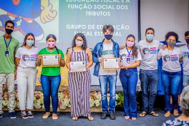 Alunos vencedores do IV Concurso de Redação Fiscal recebem premiação