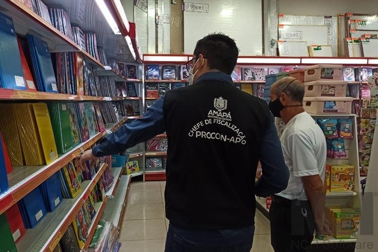 Procon realiza operação para fiscalizar escolas e lojas de material escolar