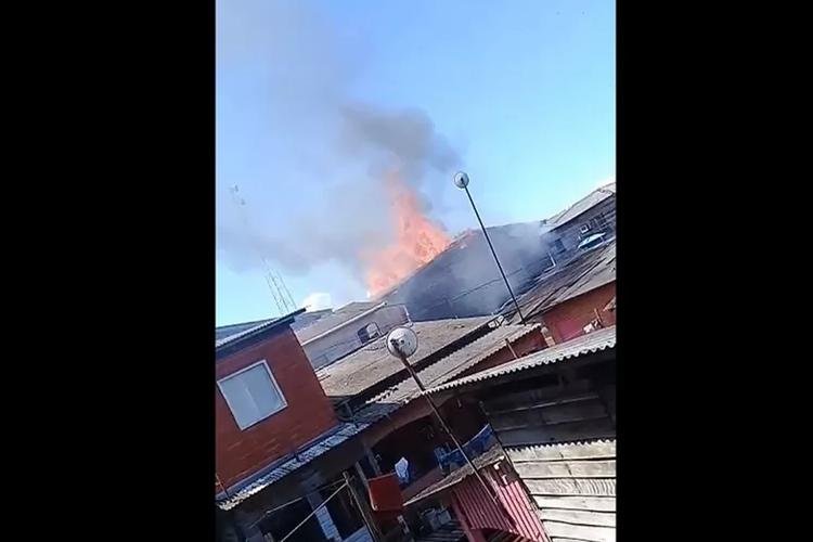 Incêndio destrói parte de casa de madeira na Zona Sul de Macapá