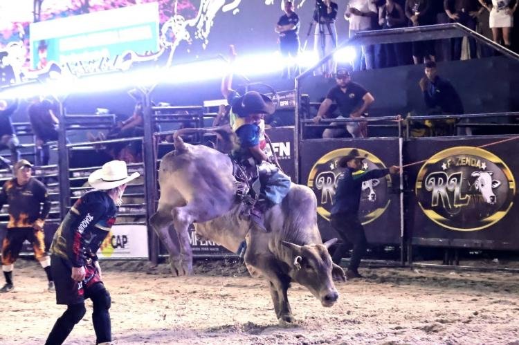 Dez peões garantem vaga na grande final do rodeio da Expofeira 2026