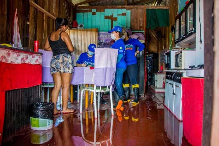 Governo do Estado realiza cadastros e orienta famílias afetadas pela enchente na região do Jari
