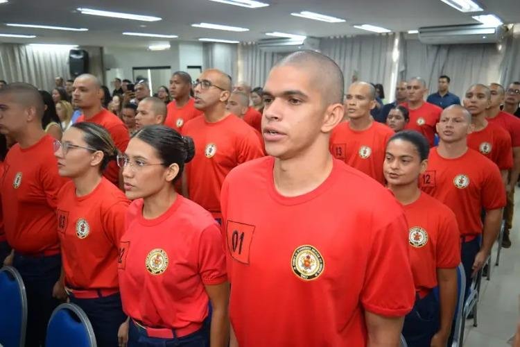 Governador Clécio recepciona os 22 alunos-soldados de turma complementar do Corpo de Bombeiros Militar do Amapá: 'zeramos mais um concurso público'