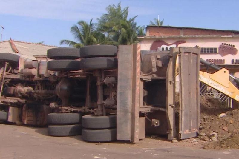 Caçamba com entulho tomba em via pública de Macapá após desviar de carro estacionado