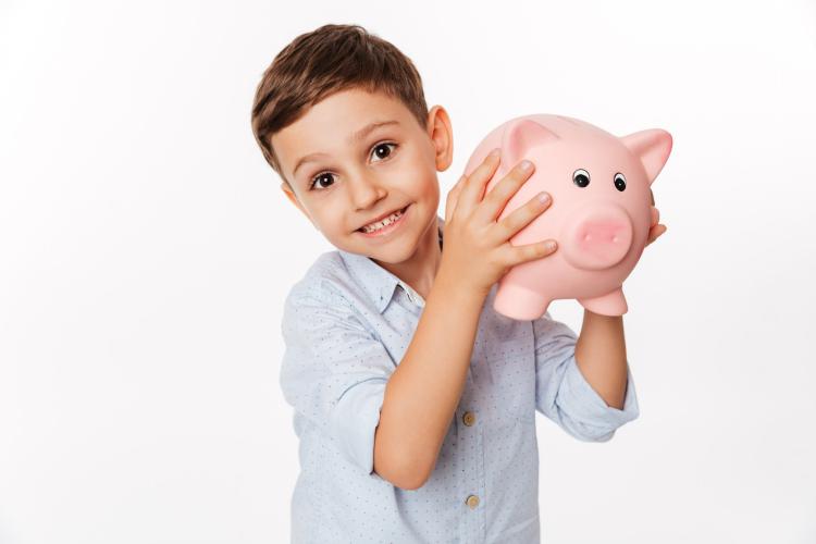 Mais da metade dos pais falam sobre finanças com os filhos antes dos 8 anos, revela pesquisa da Serasa