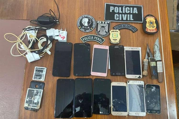 Celulares e facas são apreendidos em presídio no AP durante ação de combate ao crime organizado
