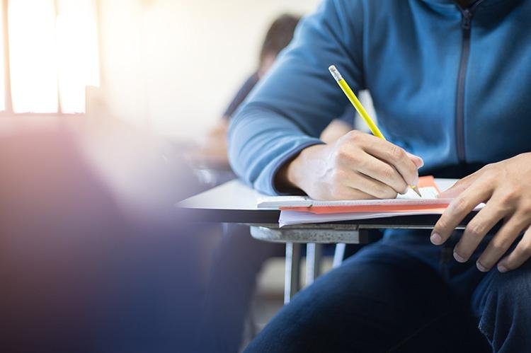Escrever à mão: Entenda seus benefícios