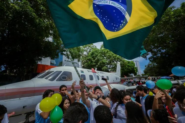 Bandeirante histórico, com 200 missões aéreas no Amapá, chega ao Parque Residência após trajeto de 3 km em Macapá