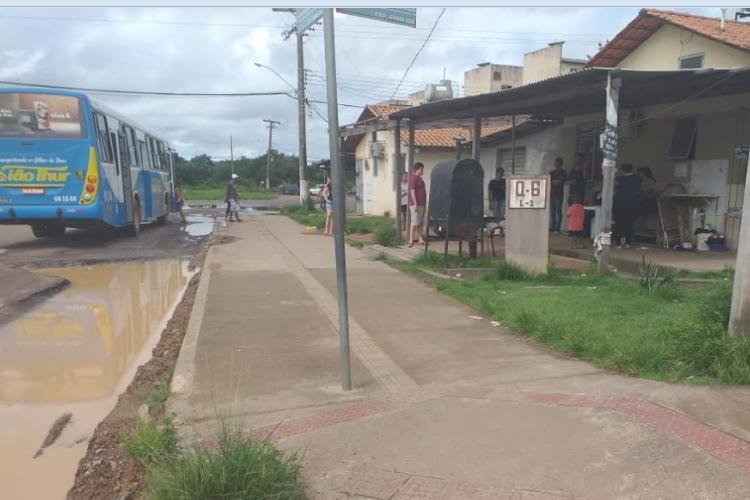 Moradores do Macapaba usam terminal de passageiros improvisado