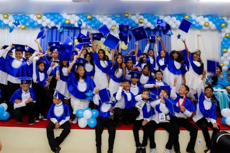 Conquista e emoção marcam formatura promovida pelo Governo do Amapá para 47 alunos do 5º ano da Escola São Lázaro, em Macapá