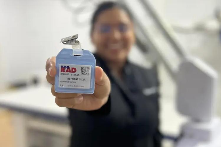 Governo do Amapá fortalece segurança dos profissionais da radiologia em Oiapoque com entrega de dosímetro