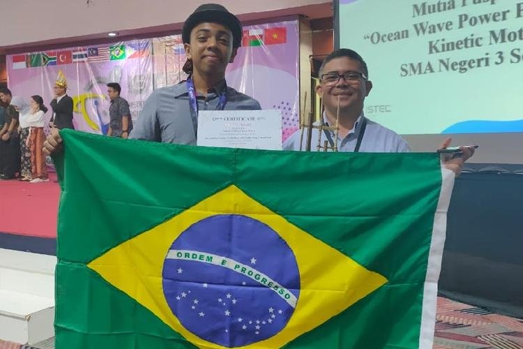 Estudante amapaense é premiado em feira na Indonésia por aplicativo terapêutico
